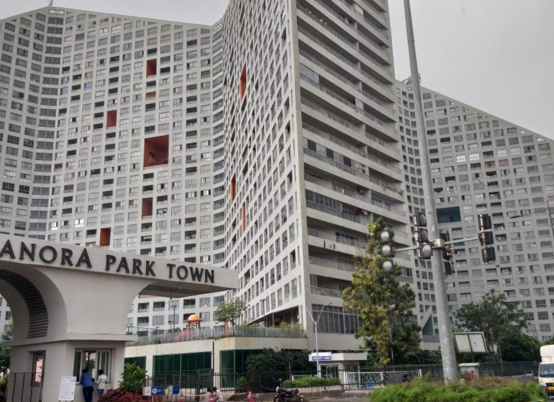 Amanora Park Town Hadapsar apartments